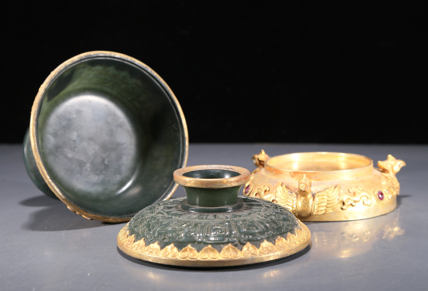 A Precious Pair Of Jasper Gold-Mounted 'Animal Mask' Bowls And Covers With Gilt-Bronze 'Phoenix' Stands