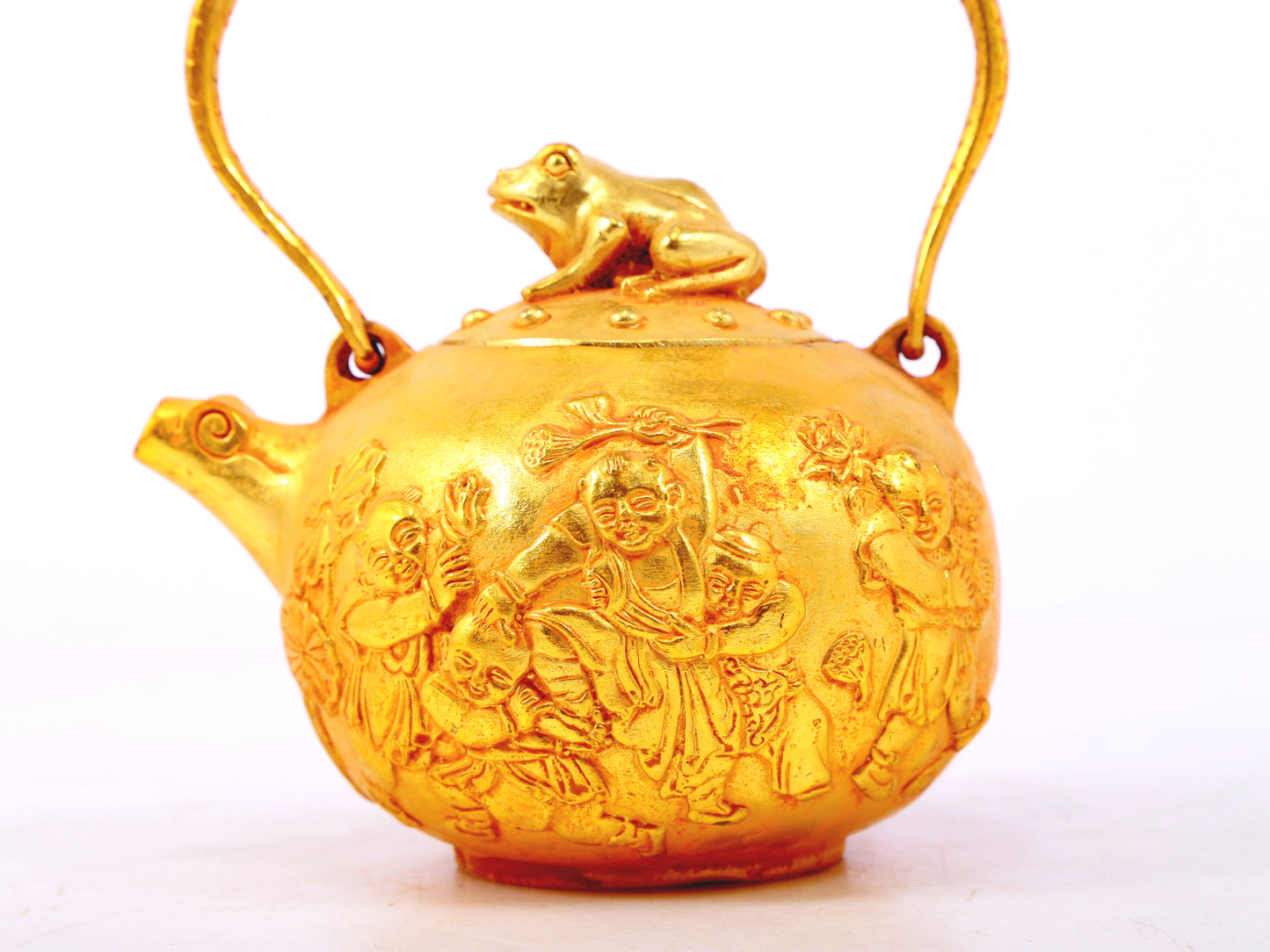 An exquisite gilt bronze figure holds a pot,