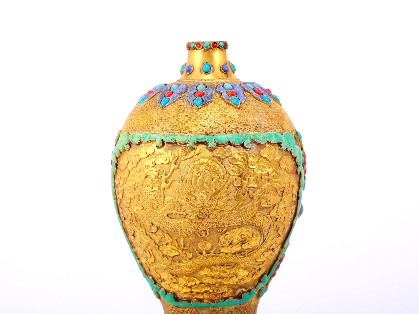 An exquisite gilt bronze vase inlaid with hundreds of treasures, auspicious clouds and dragon patterns