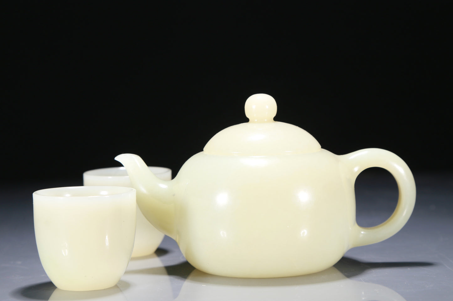 A Superb White Jade Teapot With Two Miniature Teacups