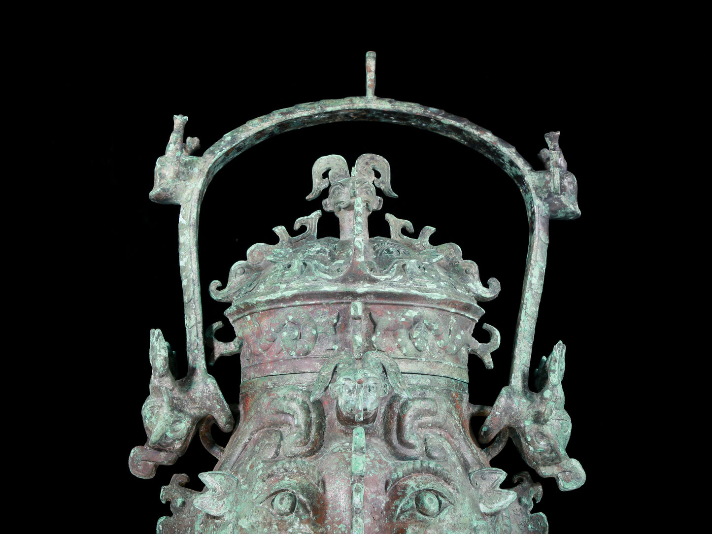 A precious bronze animal-faced pot