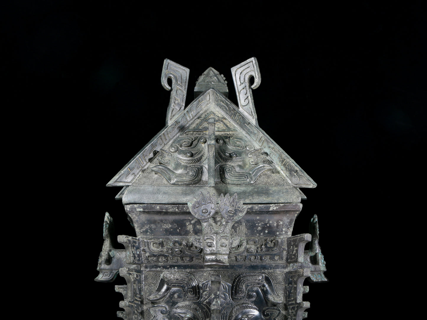 A precious bronze animal mask jar with lid