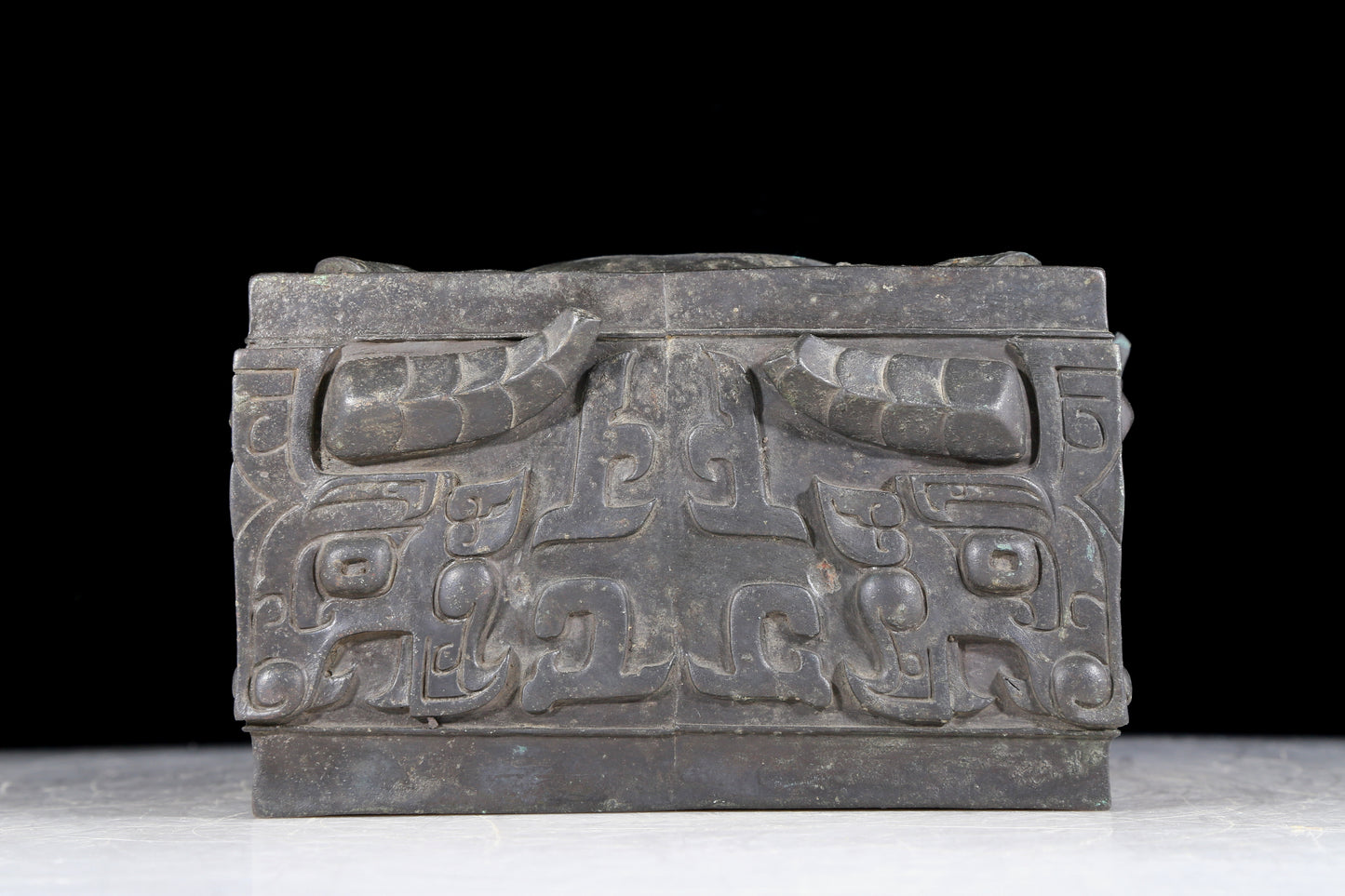 A precious bronze animal mask base