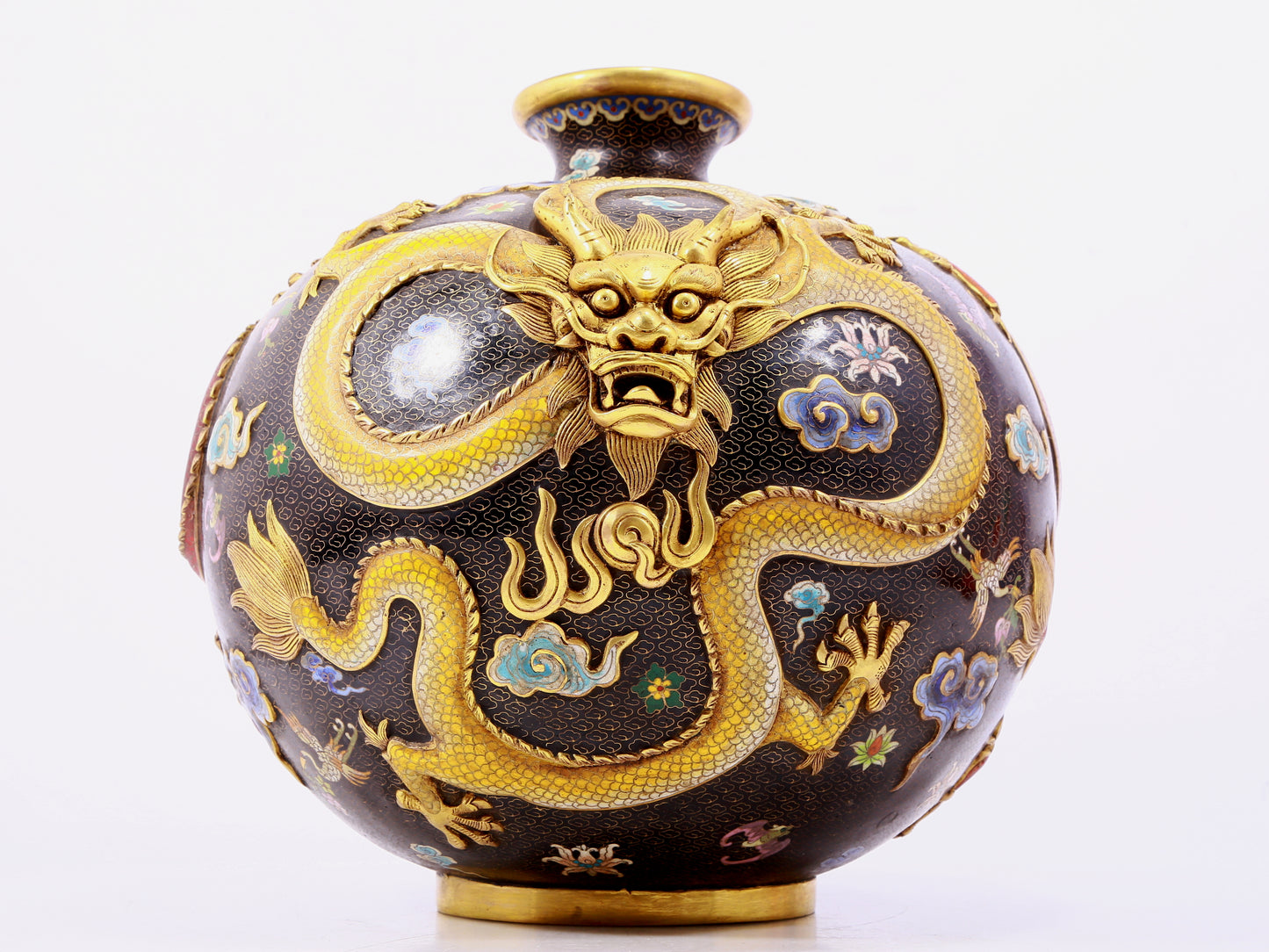 A cloisonné vase with auspicious clouds and dragon pattern