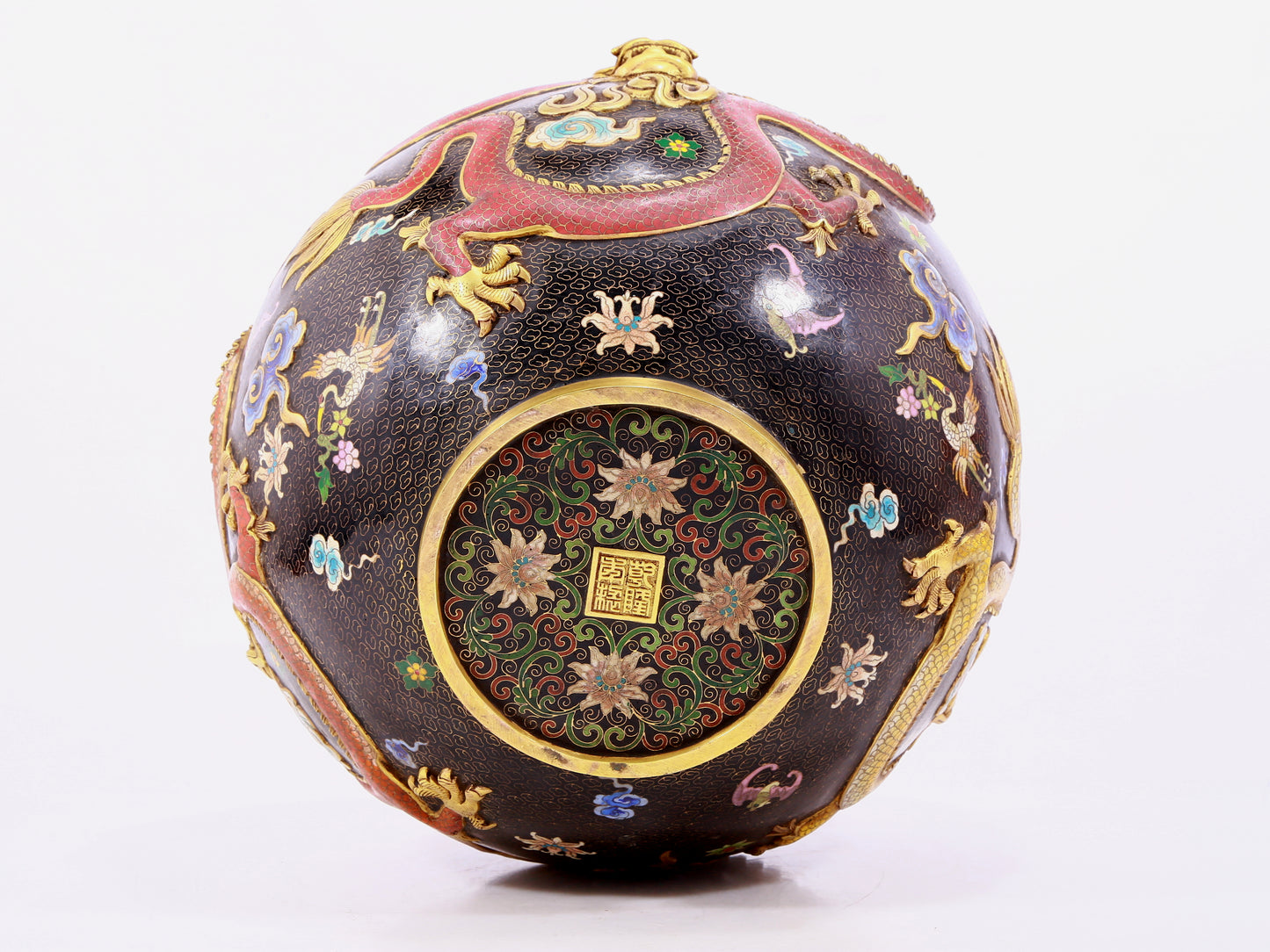 A cloisonné vase with auspicious clouds and dragon pattern