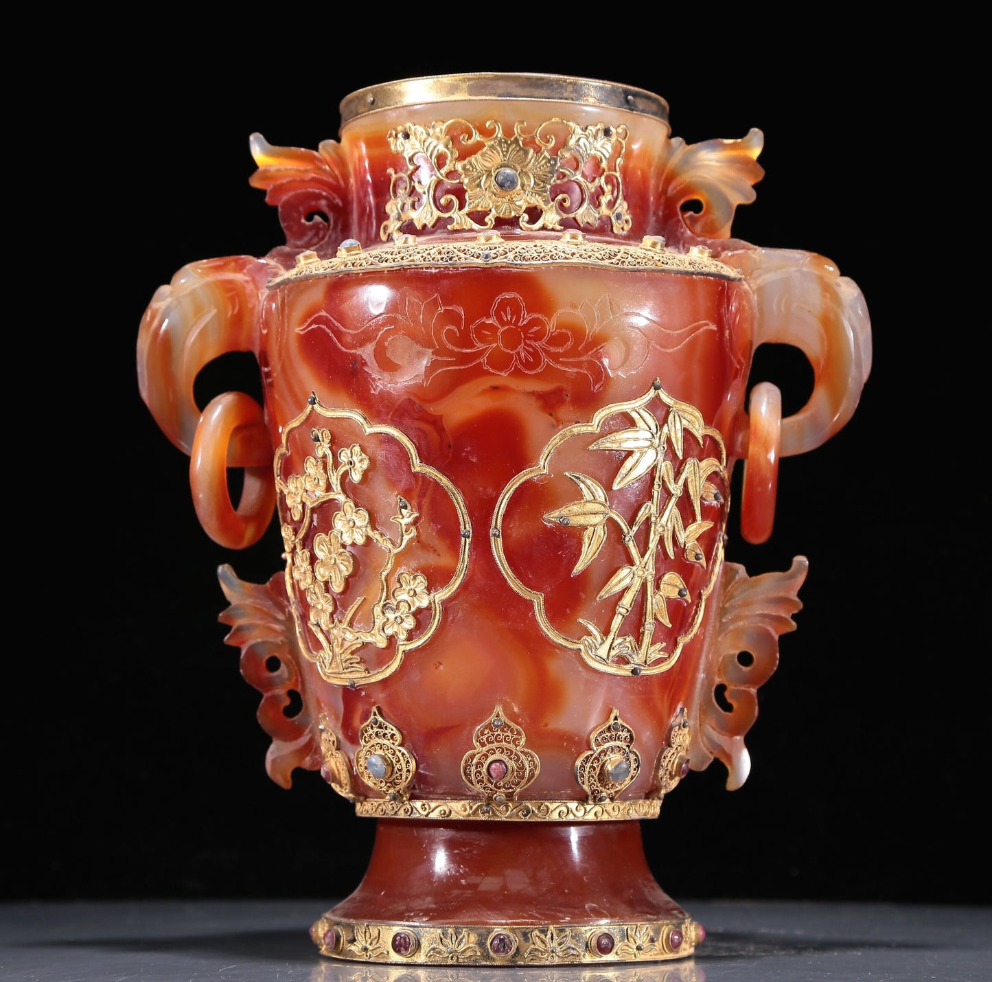 A Magnificent Agate Gold-Mounted 'Flower' Vase