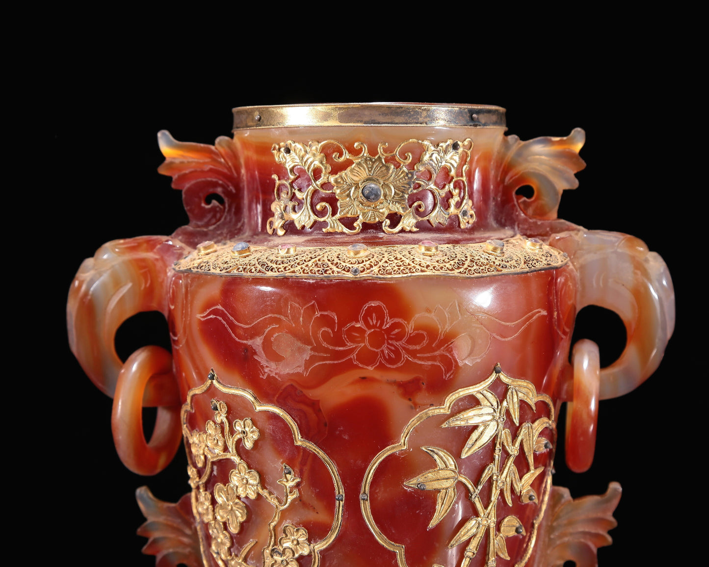 A Magnificent Agate Gold-Mounted 'Flower' Vase