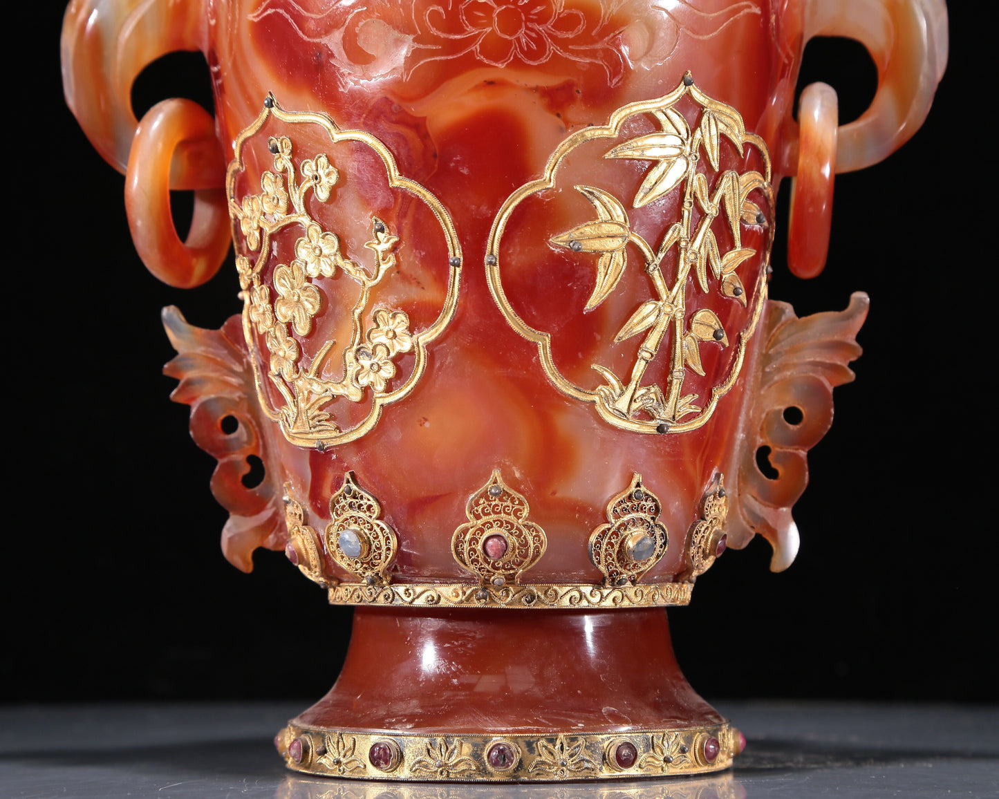 A Magnificent Agate Gold-Mounted 'Flower' Vase