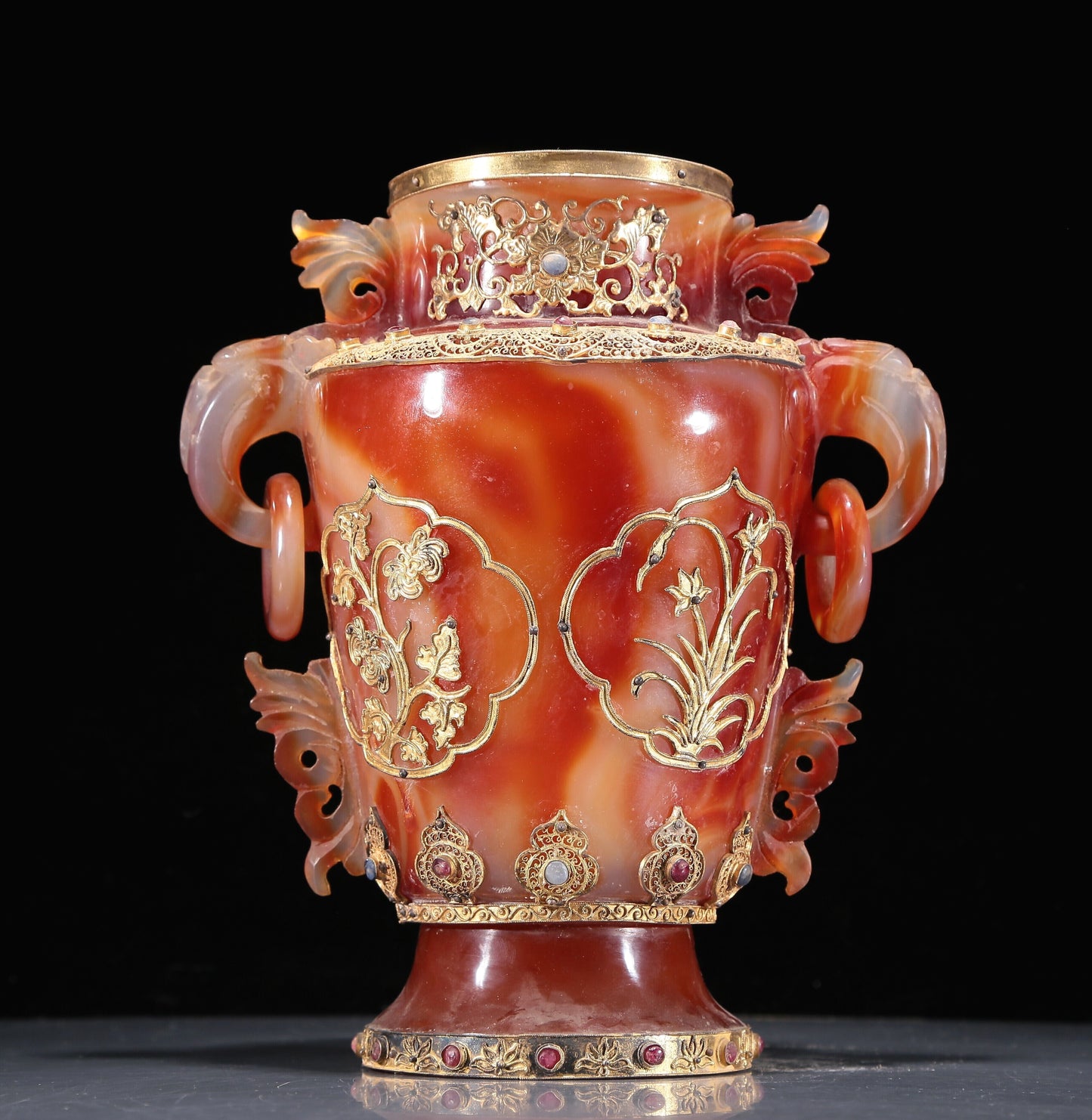 A Magnificent Agate Gold-Mounted 'Flower' Vase