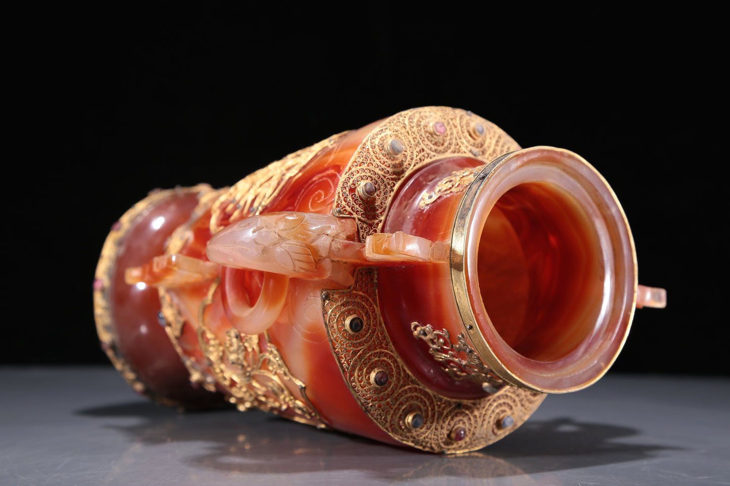 A Magnificent Agate Gold-Mounted 'Flower' Vase