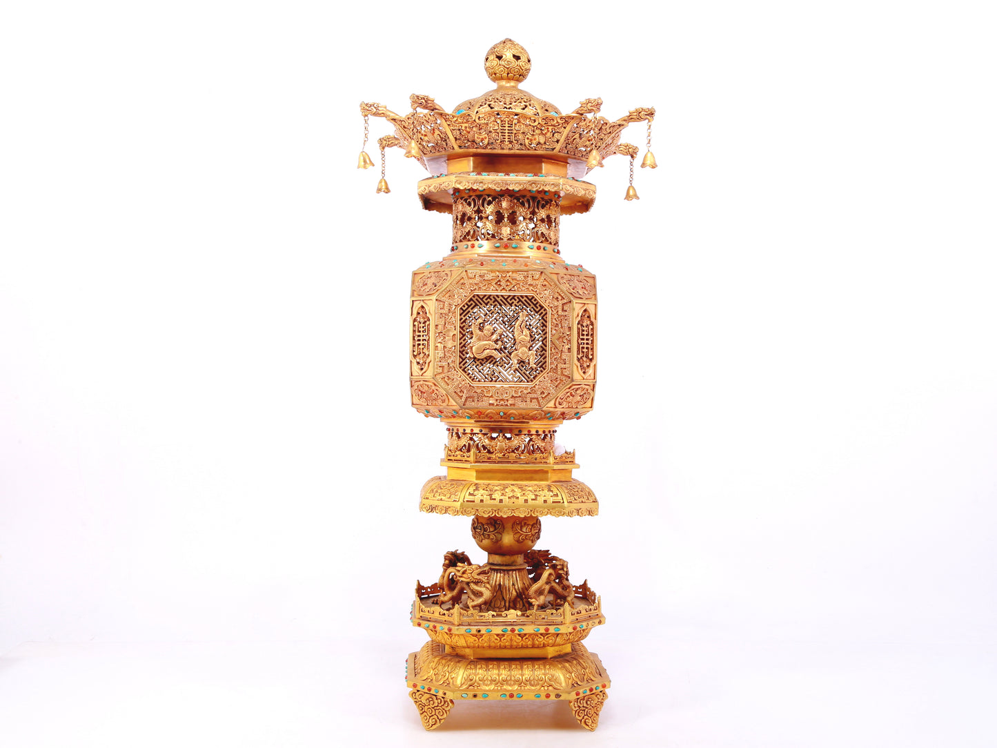 A precious gilt bronze palace lantern with auspicious clouds and dragon pattern