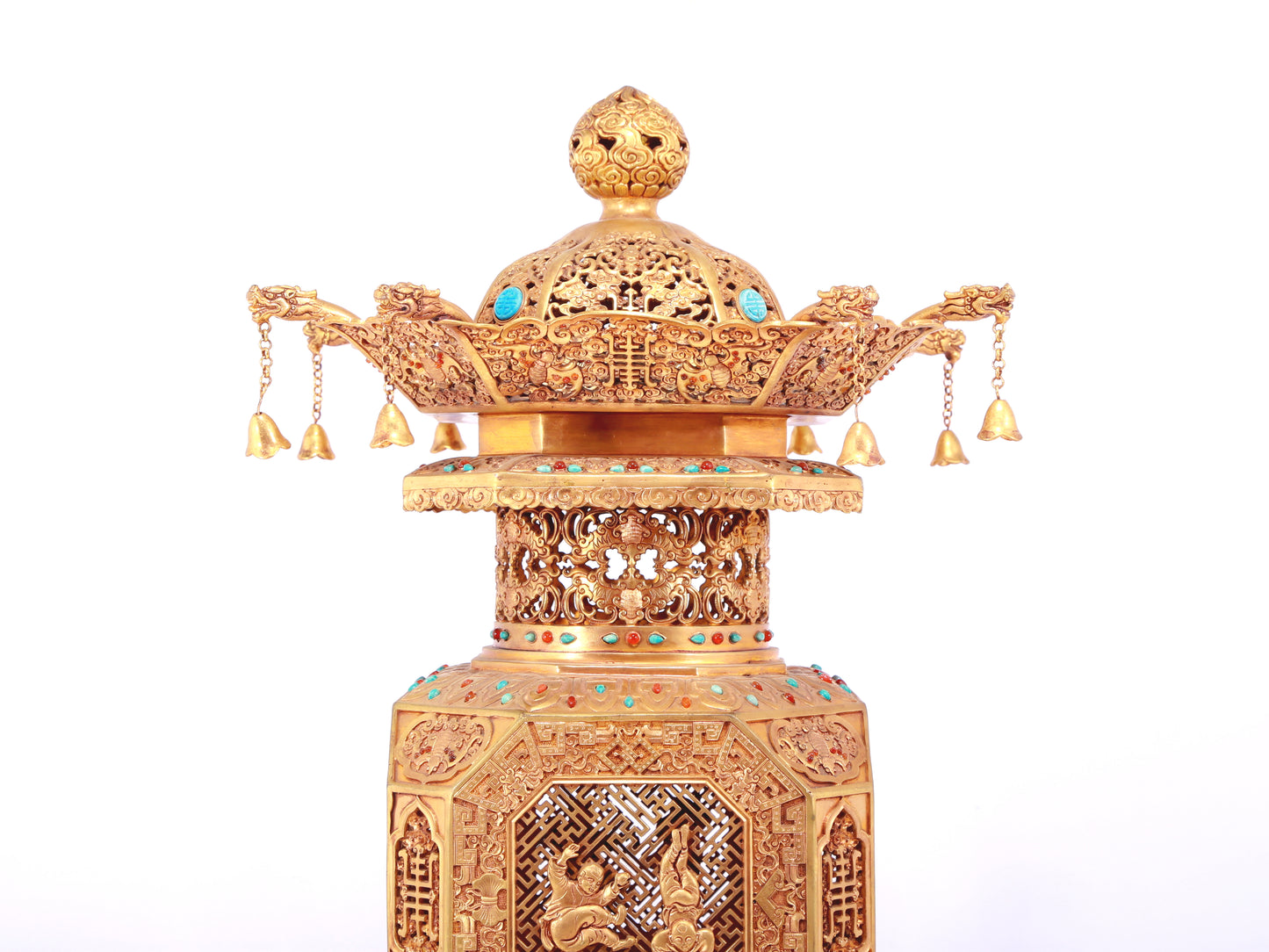 A precious gilt bronze palace lantern with auspicious clouds and dragon pattern