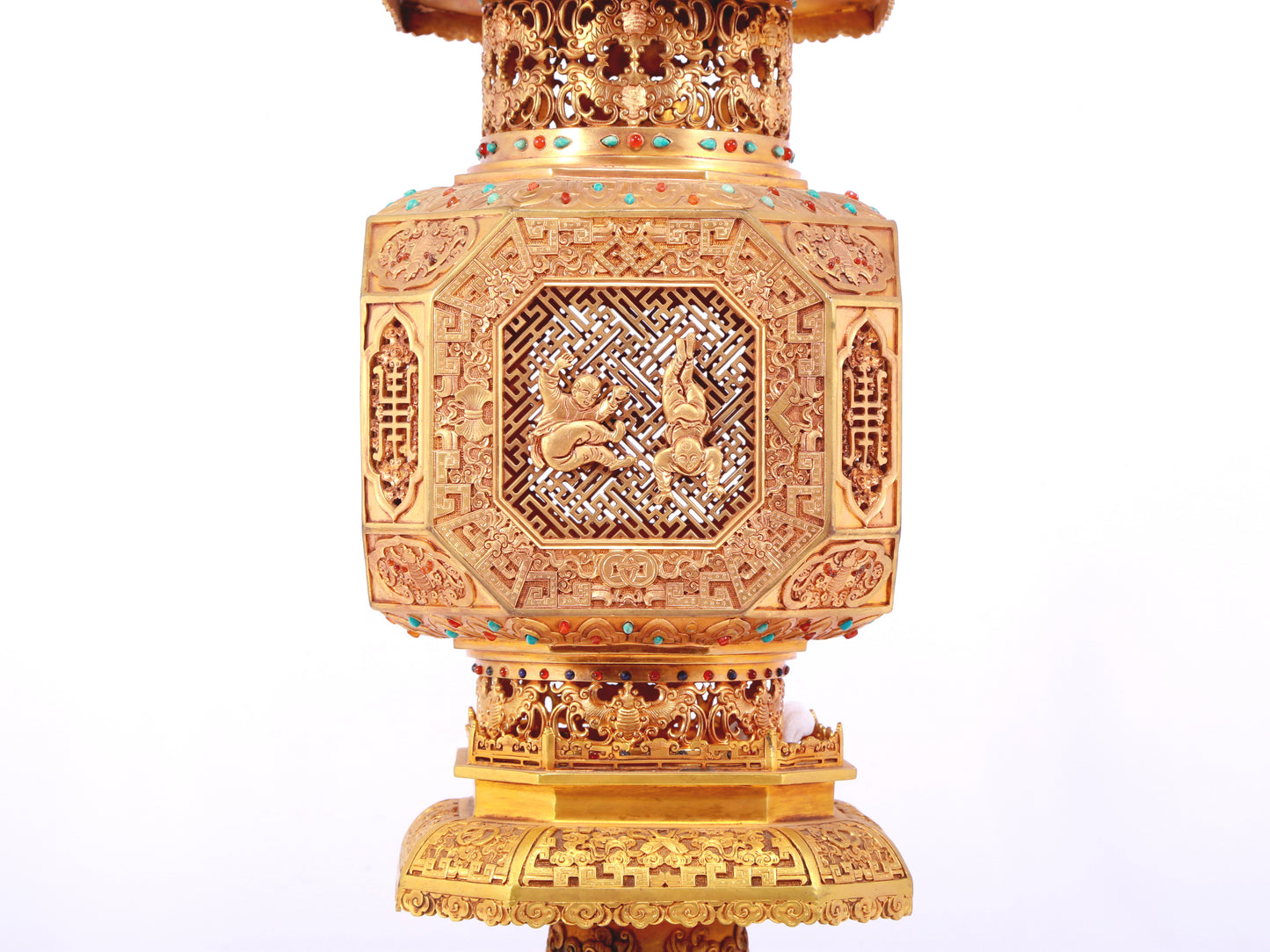 A precious gilt bronze palace lantern with auspicious clouds and dragon pattern