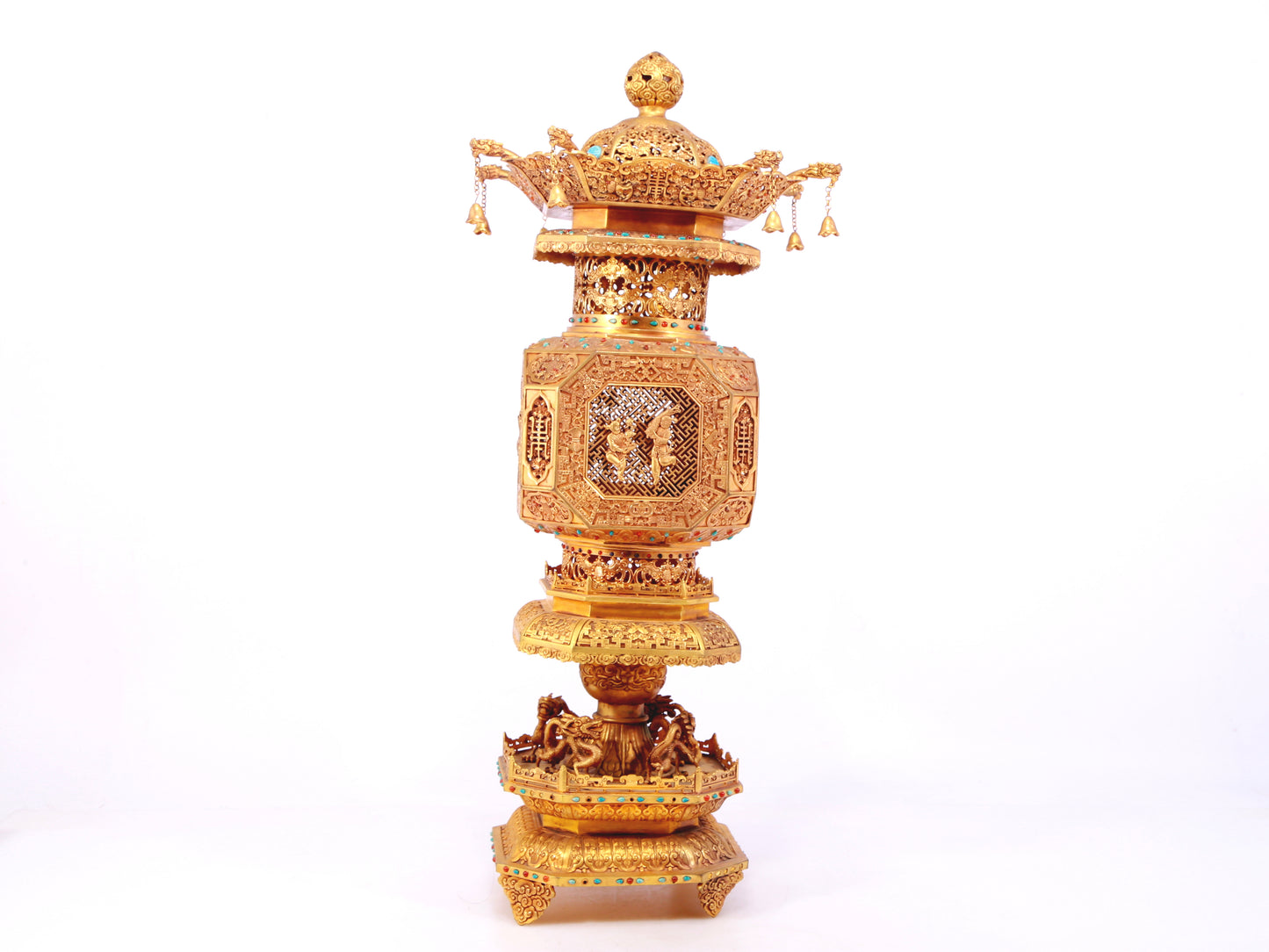 A precious gilt bronze palace lantern with auspicious clouds and dragon pattern