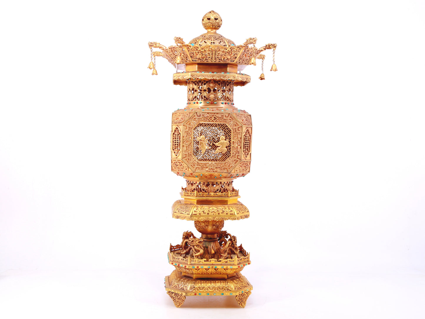 A precious gilt bronze palace lantern with auspicious clouds and dragon pattern