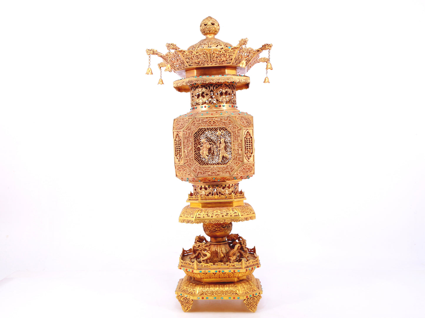 A precious gilt bronze palace lantern with auspicious clouds and dragon pattern