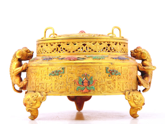 An exquisite gilt bronze censer with two ears and three legs inlaid with a hundred treasures, auspicious clouds and dragon and phoenix patterns, with a lid.