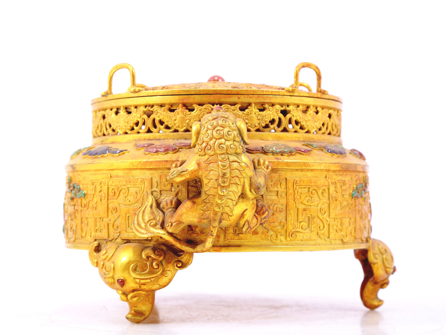 An exquisite gilt bronze censer with two ears and three legs inlaid with a hundred treasures, auspicious clouds and dragon and phoenix patterns, with a lid.