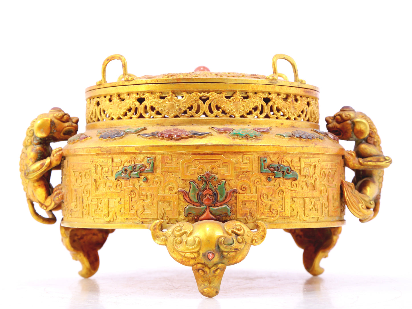 An exquisite gilt bronze censer with two ears and three legs inlaid with a hundred treasures, auspicious clouds and dragon and phoenix patterns, with a lid.