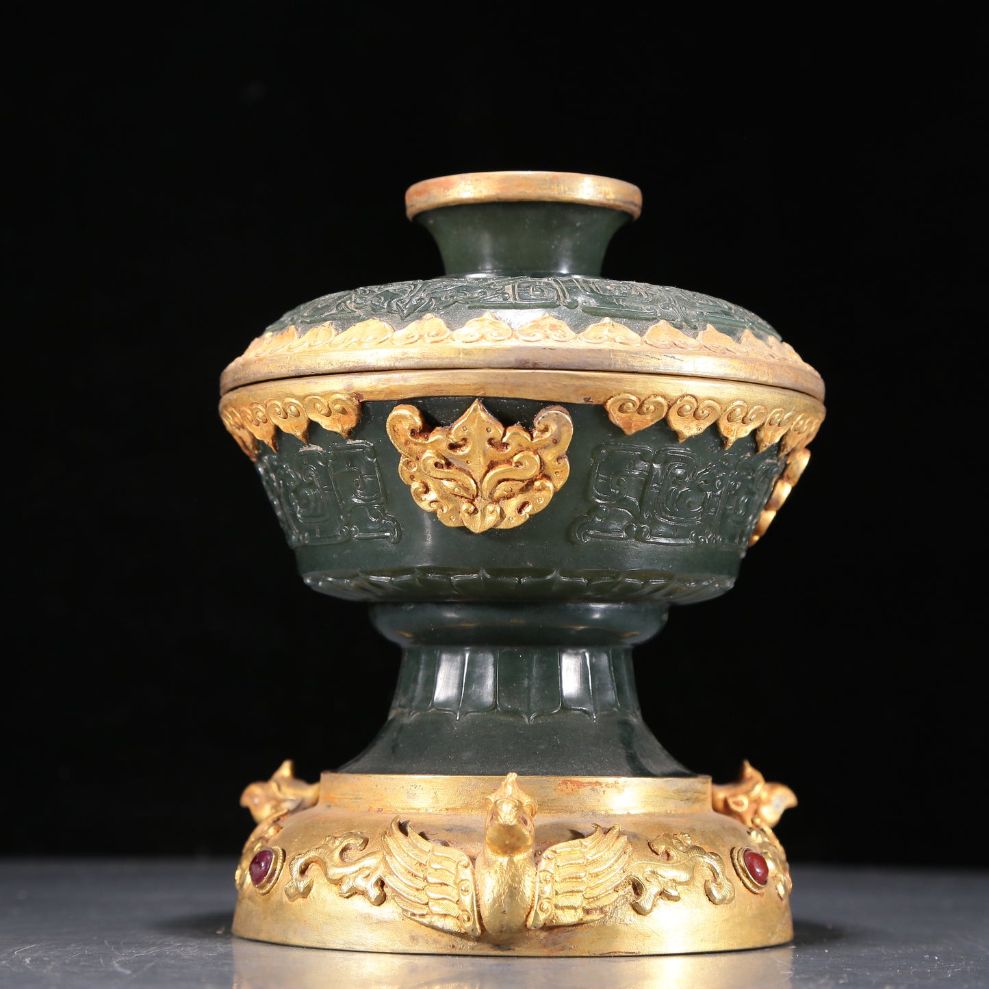 A Precious Pair Of Jasper Gold-Mounted 'Animal Mask' Bowls And Covers With Gilt-Bronze 'Phoenix' Stands