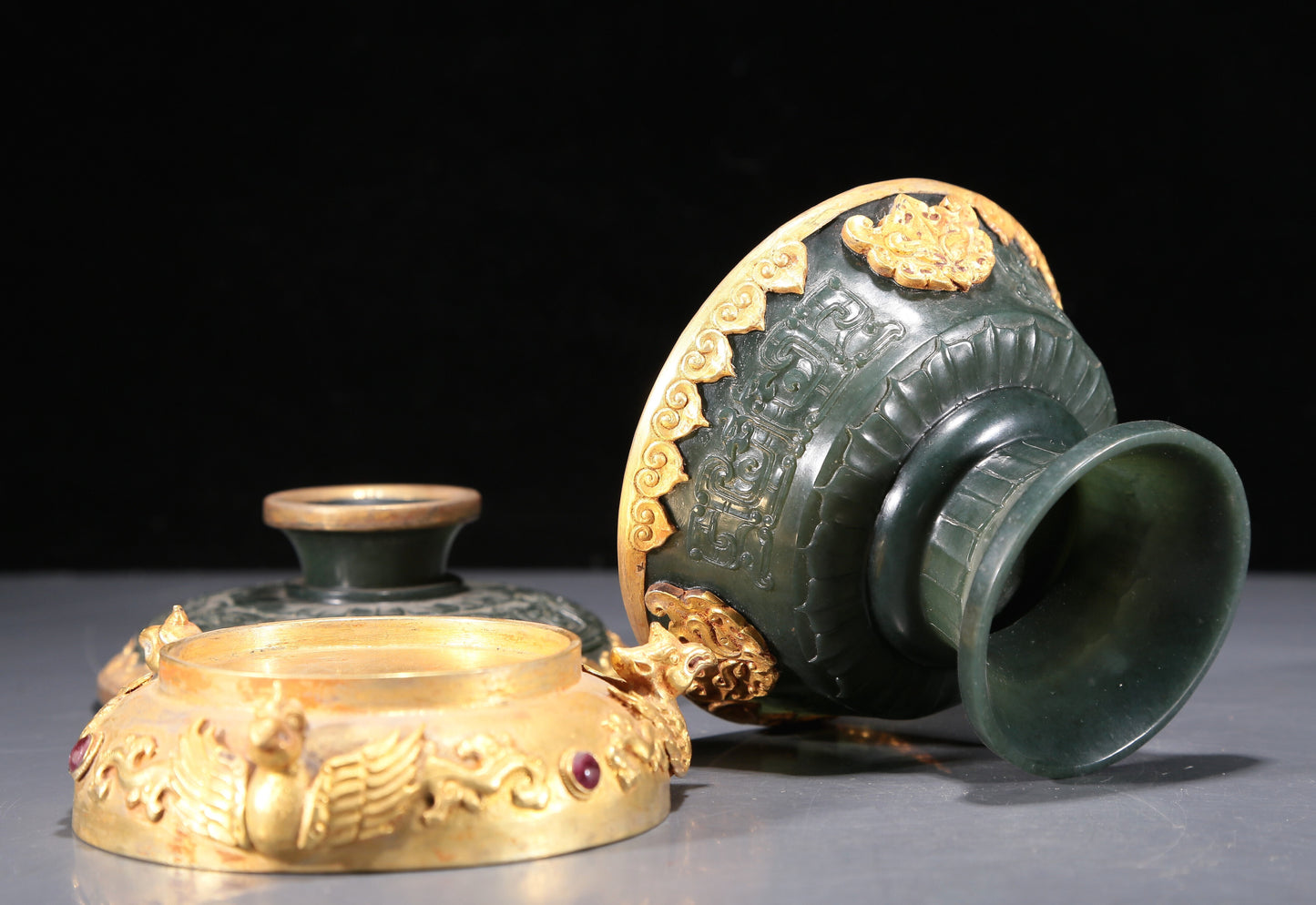 A Precious Pair Of Jasper Gold-Mounted 'Animal Mask' Bowls And Covers With Gilt-Bronze 'Phoenix' Stands