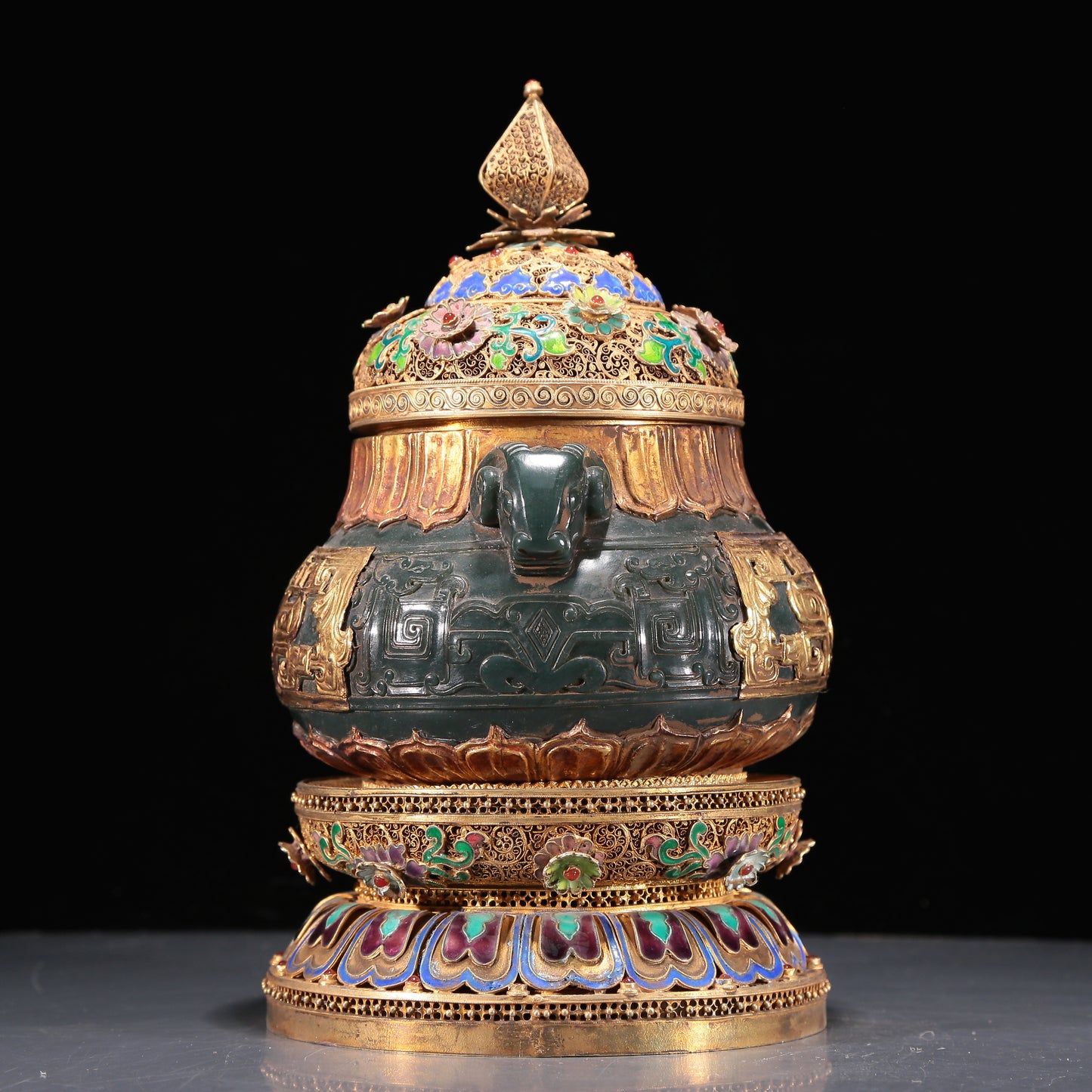 A Precious Jasper Gold-Mounted 'Animal Mask' Ram-Handled Jar With A Gilt-Silver Blueing 'Flower' Cover And Stand