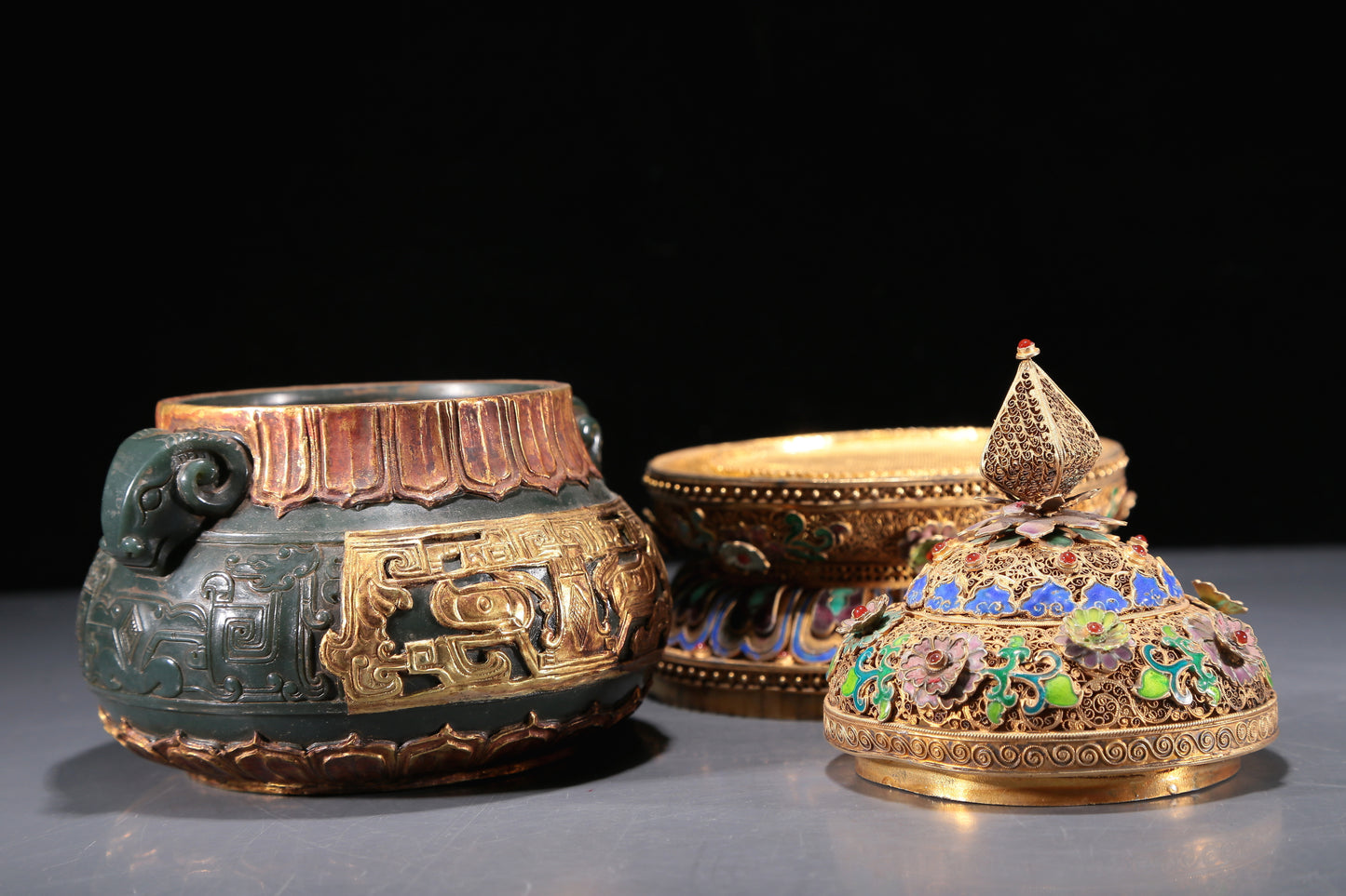 A Precious Jasper Gold-Mounted 'Animal Mask' Ram-Handled Jar With A Gilt-Silver Blueing 'Flower' Cover And Stand