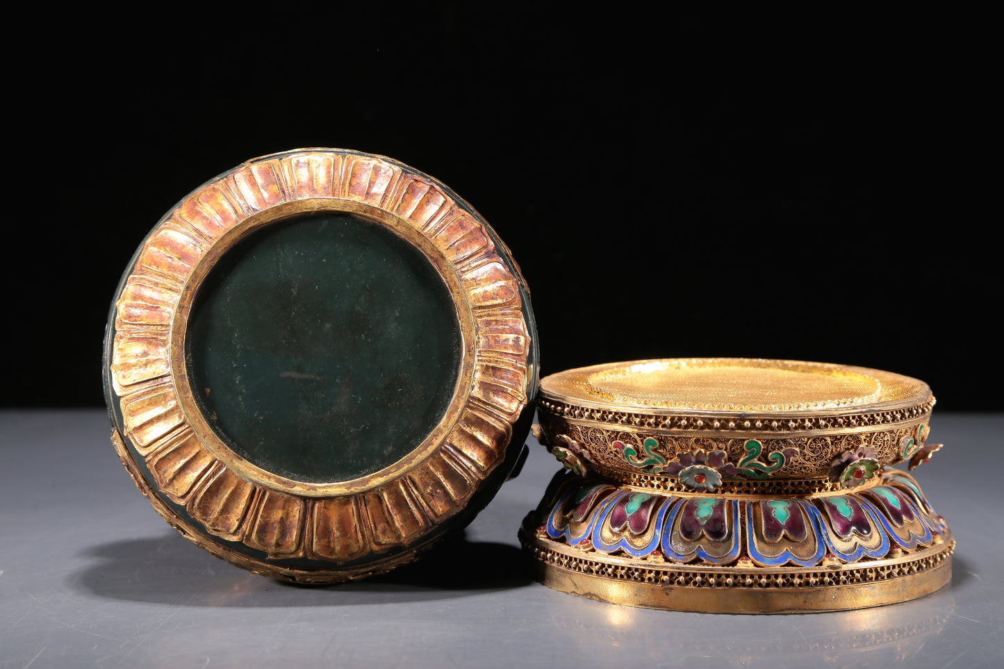 A Precious Jasper Gold-Mounted 'Animal Mask' Ram-Handled Jar With A Gilt-Silver Blueing 'Flower' Cover And Stand