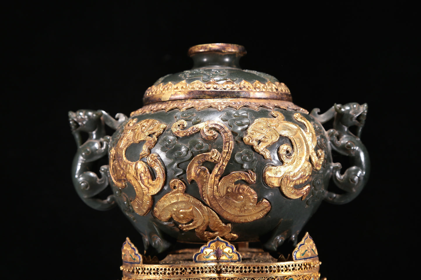 A Precious Jasper 'Dragon' Jar With A Gilt-Silver Blueing Stand