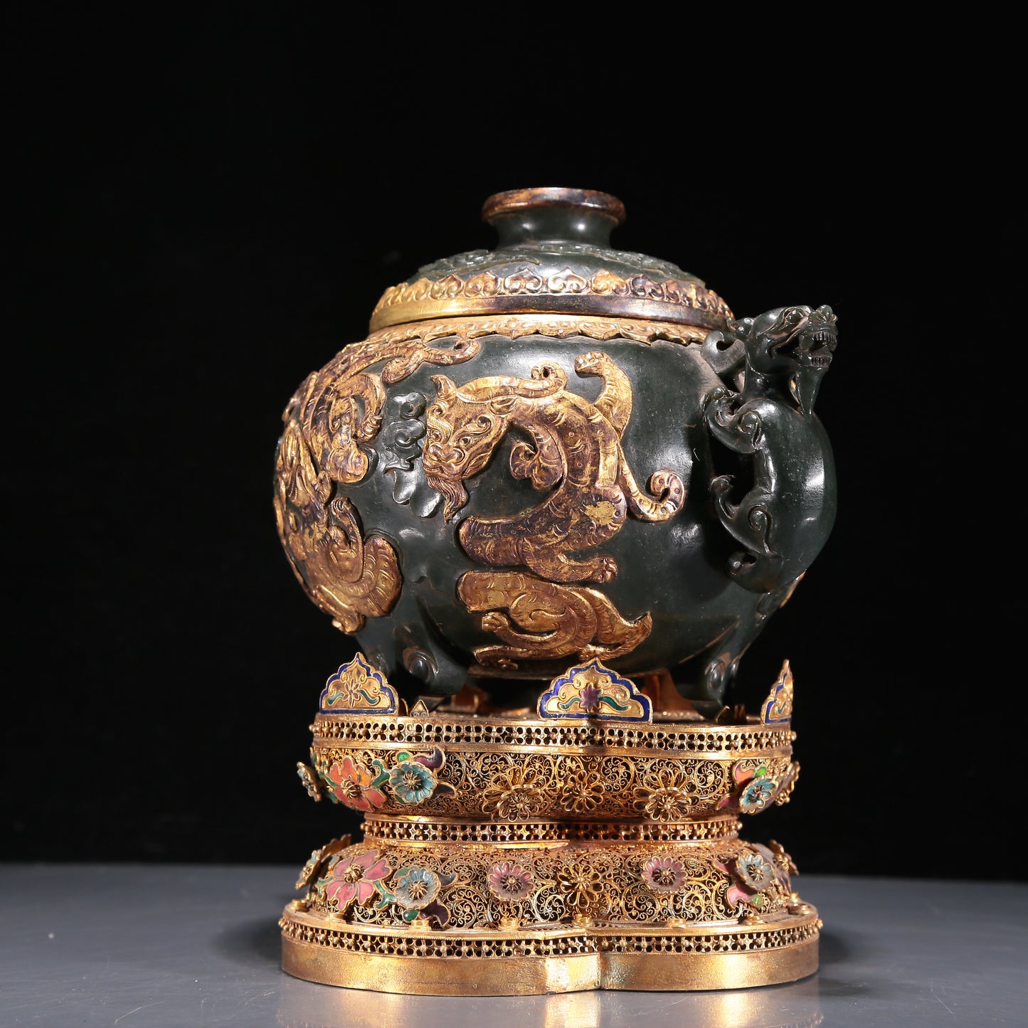 A Precious Jasper 'Dragon' Jar With A Gilt-Silver Blueing Stand