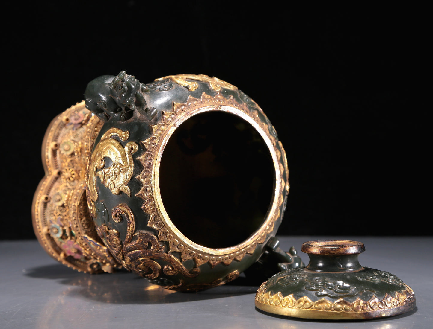 A Precious Jasper 'Dragon' Jar With A Gilt-Silver Blueing Stand