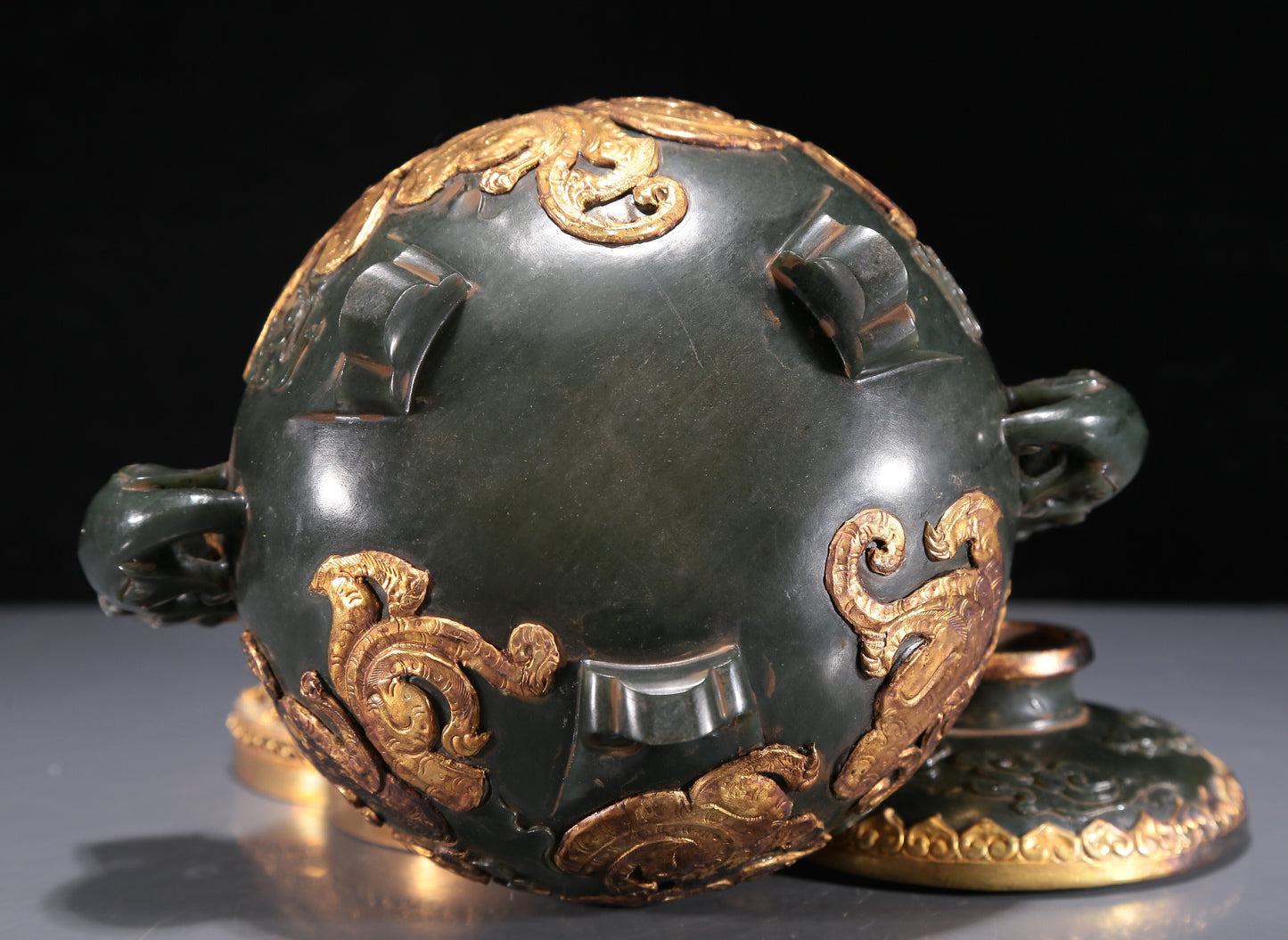 A Precious Jasper 'Dragon' Jar With A Gilt-Silver Blueing Stand