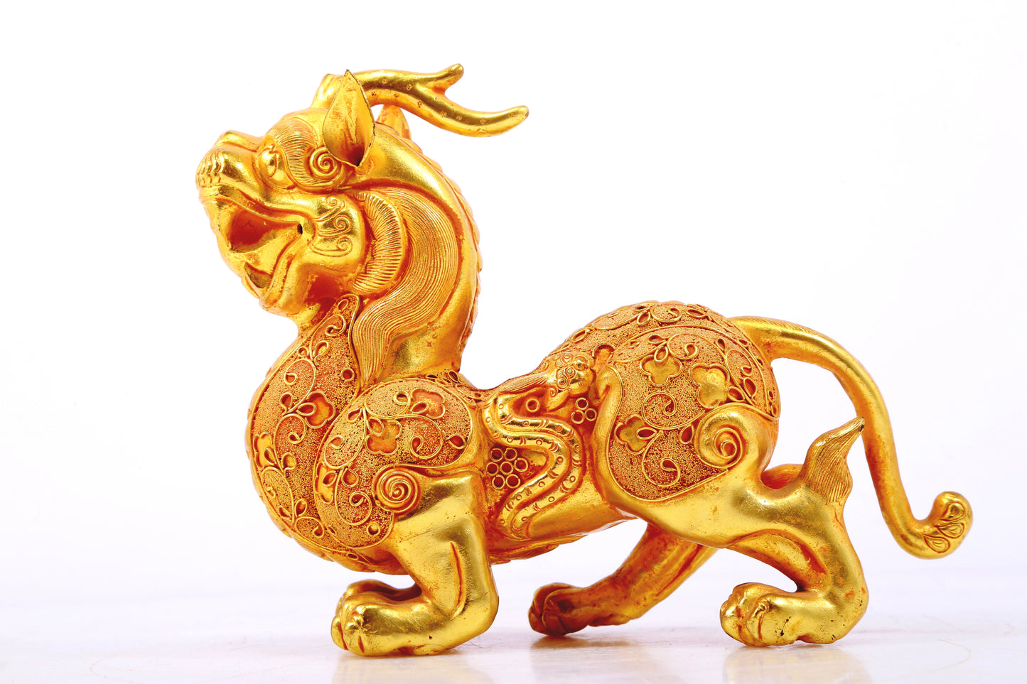 An exquisite gilt bronze auspicious animal ornament