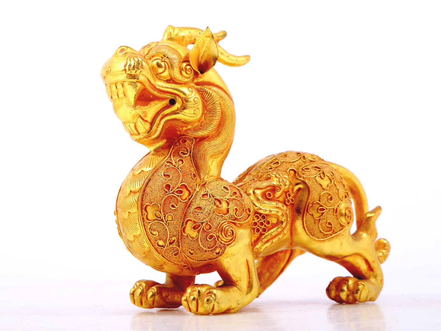 An exquisite gilt bronze auspicious animal ornament