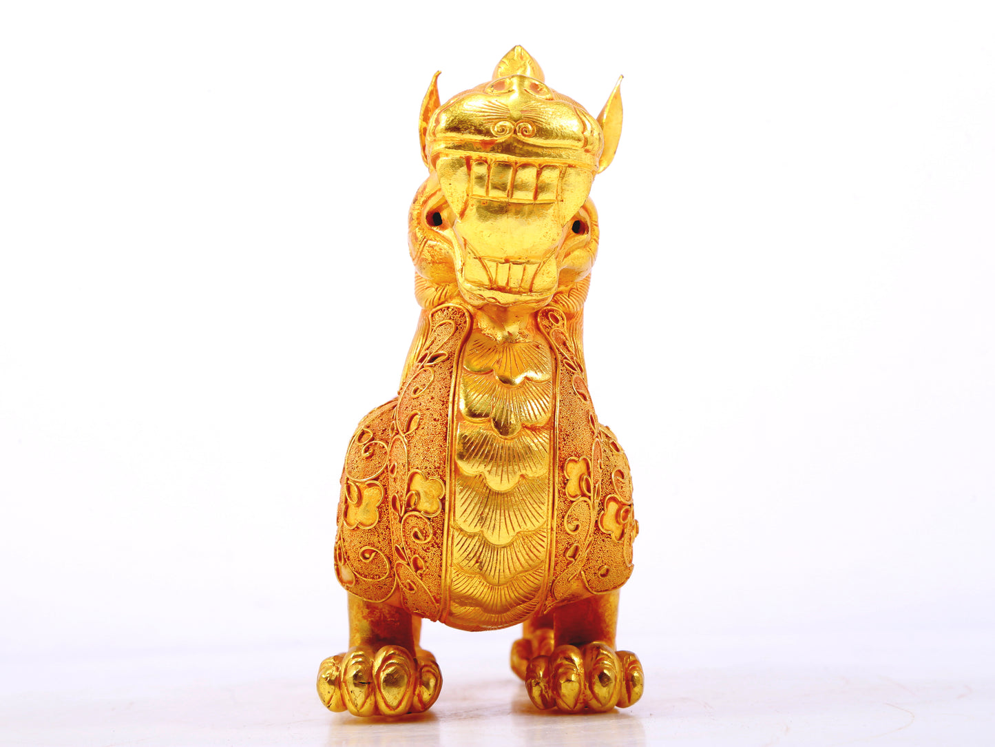 An exquisite gilt bronze auspicious animal ornament