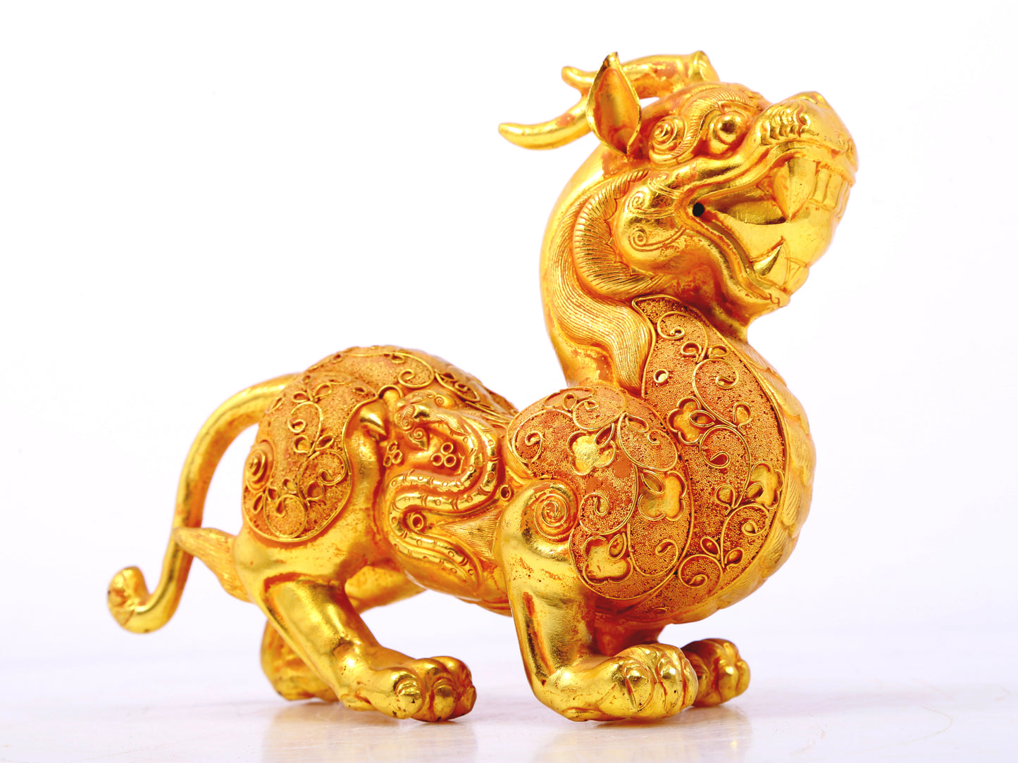 An exquisite gilt bronze auspicious animal ornament