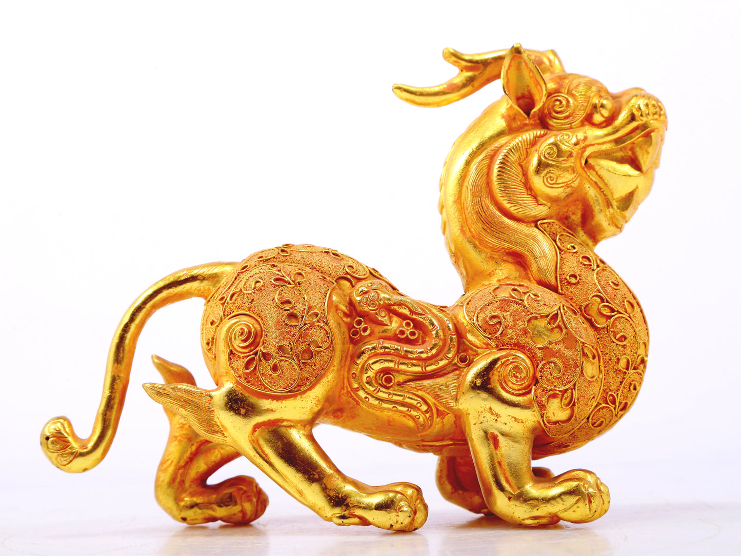 An exquisite gilt bronze auspicious animal ornament