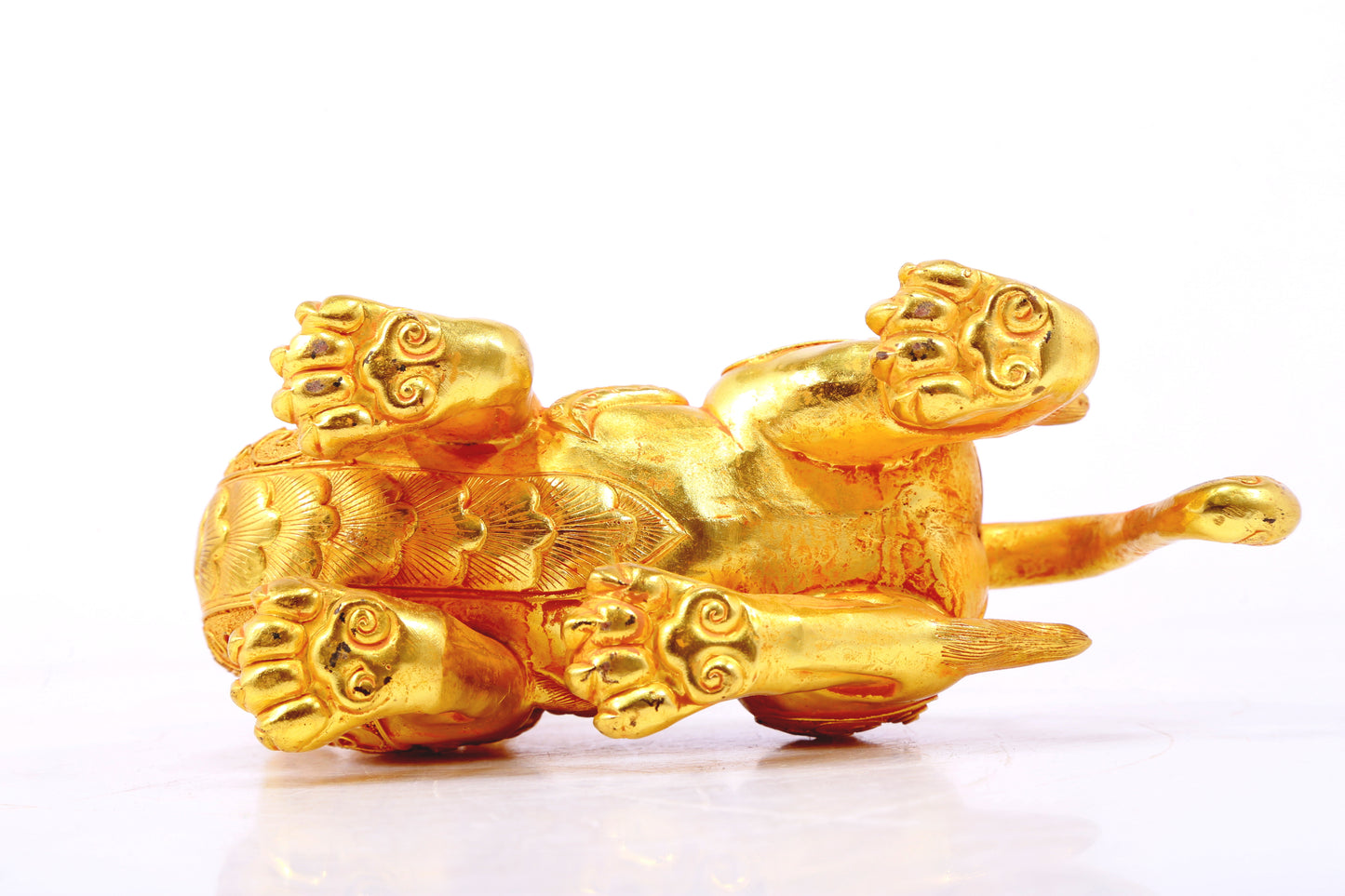 An exquisite gilt bronze auspicious animal ornament