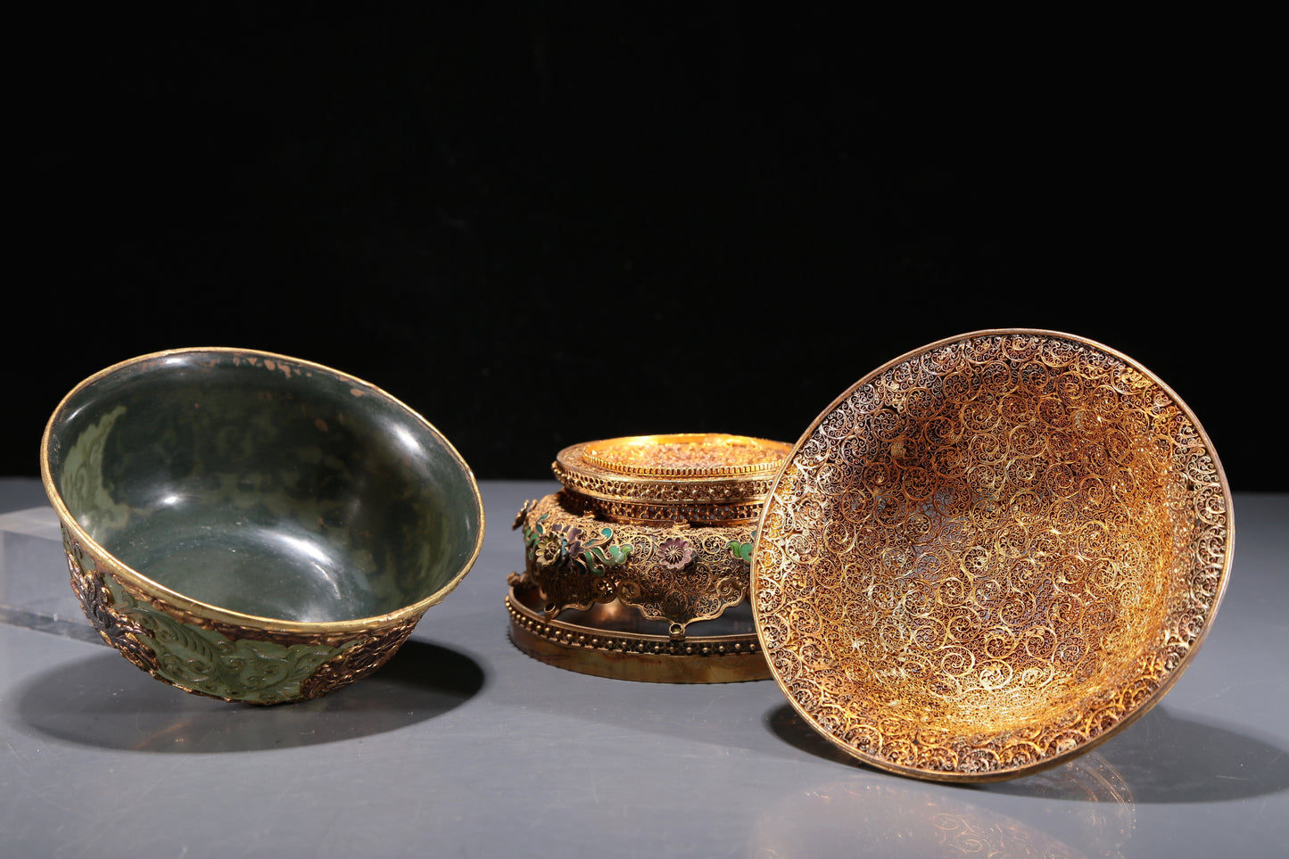 Precious Pair Of Jasper Gold-Mounted 'Scrolling Lotus' Bowls And Covers With Gilt-Silver Blueing 'Flower' Stands