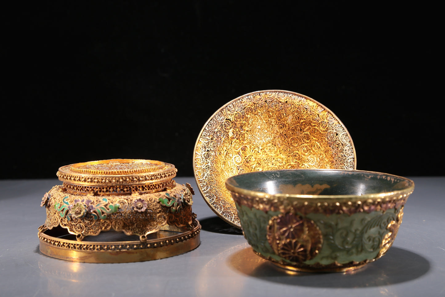 Precious Pair Of Jasper Gold-Mounted 'Scrolling Lotus' Bowls And Covers With Gilt-Silver Blueing 'Flower' Stands