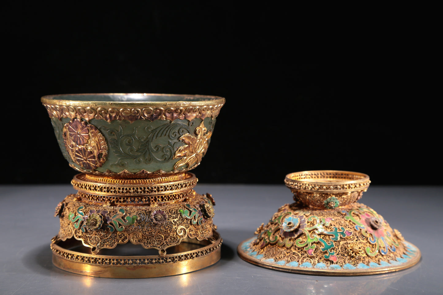 Precious Pair Of Jasper Gold-Mounted 'Scrolling Lotus' Bowls And Covers With Gilt-Silver Blueing 'Flower' Stands