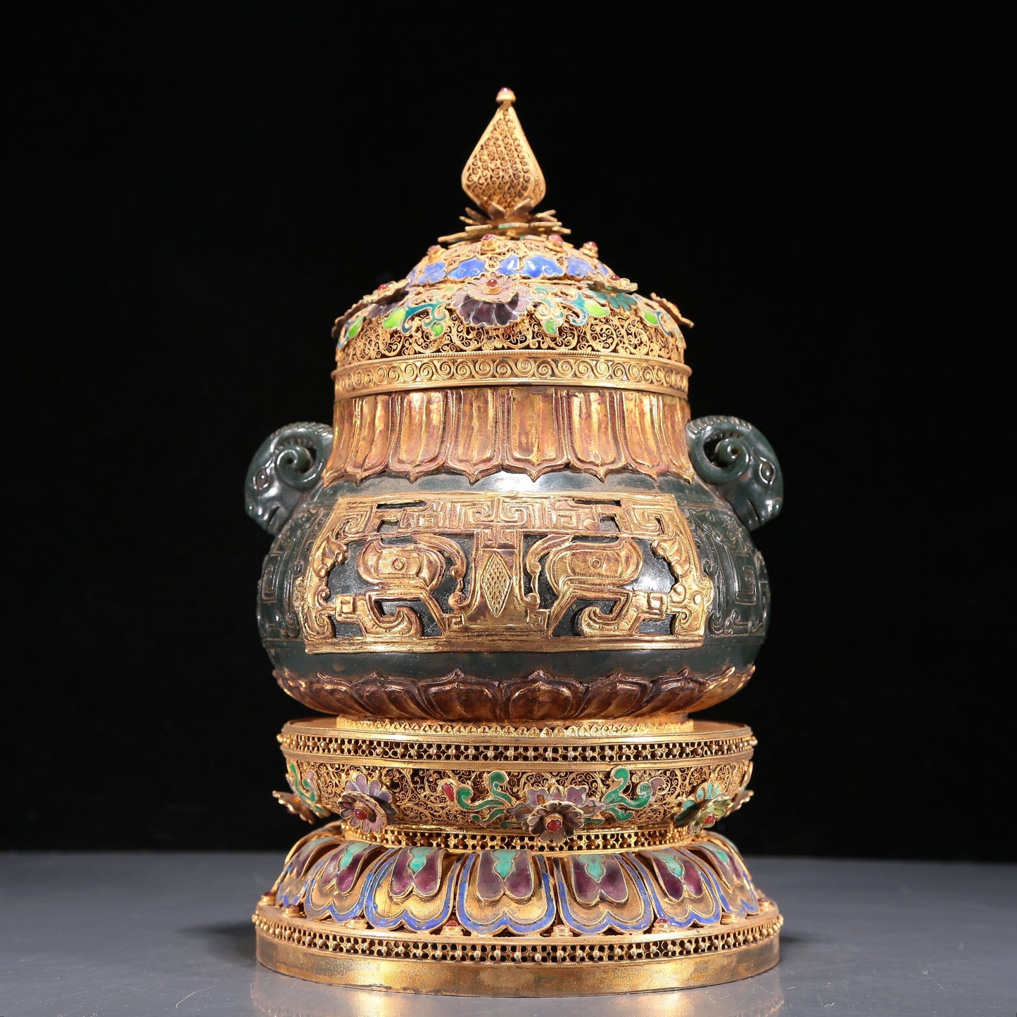 A Precious Jasper Gold-Mounted 'Animal Mask' Ram-Handled Jar With A Gilt-Silver Blueing 'Flower' Cover And Stand