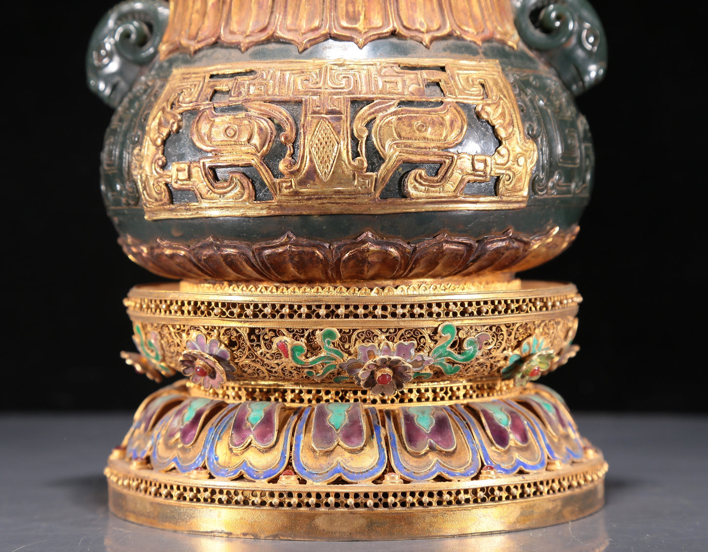 A Precious Jasper Gold-Mounted 'Animal Mask' Ram-Handled Jar With A Gilt-Silver Blueing 'Flower' Cover And Stand