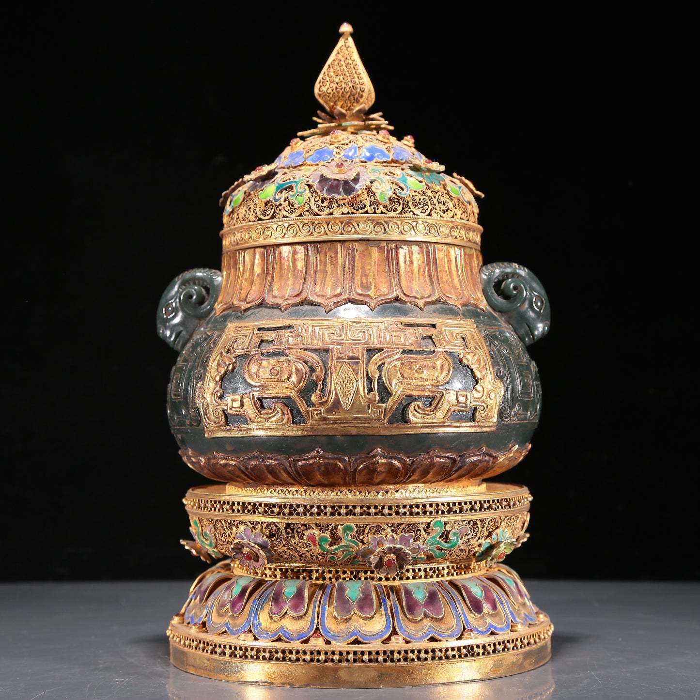 A Precious Jasper Gold-Mounted 'Animal Mask' Ram-Handled Jar With A Gilt-Silver Blueing 'Flower' Cover And Stand