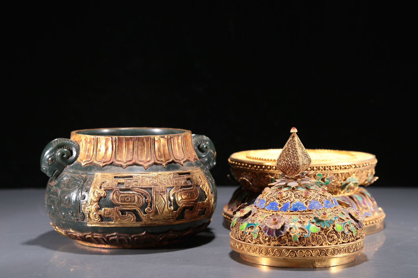 A Precious Jasper Gold-Mounted 'Animal Mask' Ram-Handled Jar With A Gilt-Silver Blueing 'Flower' Cover And Stand