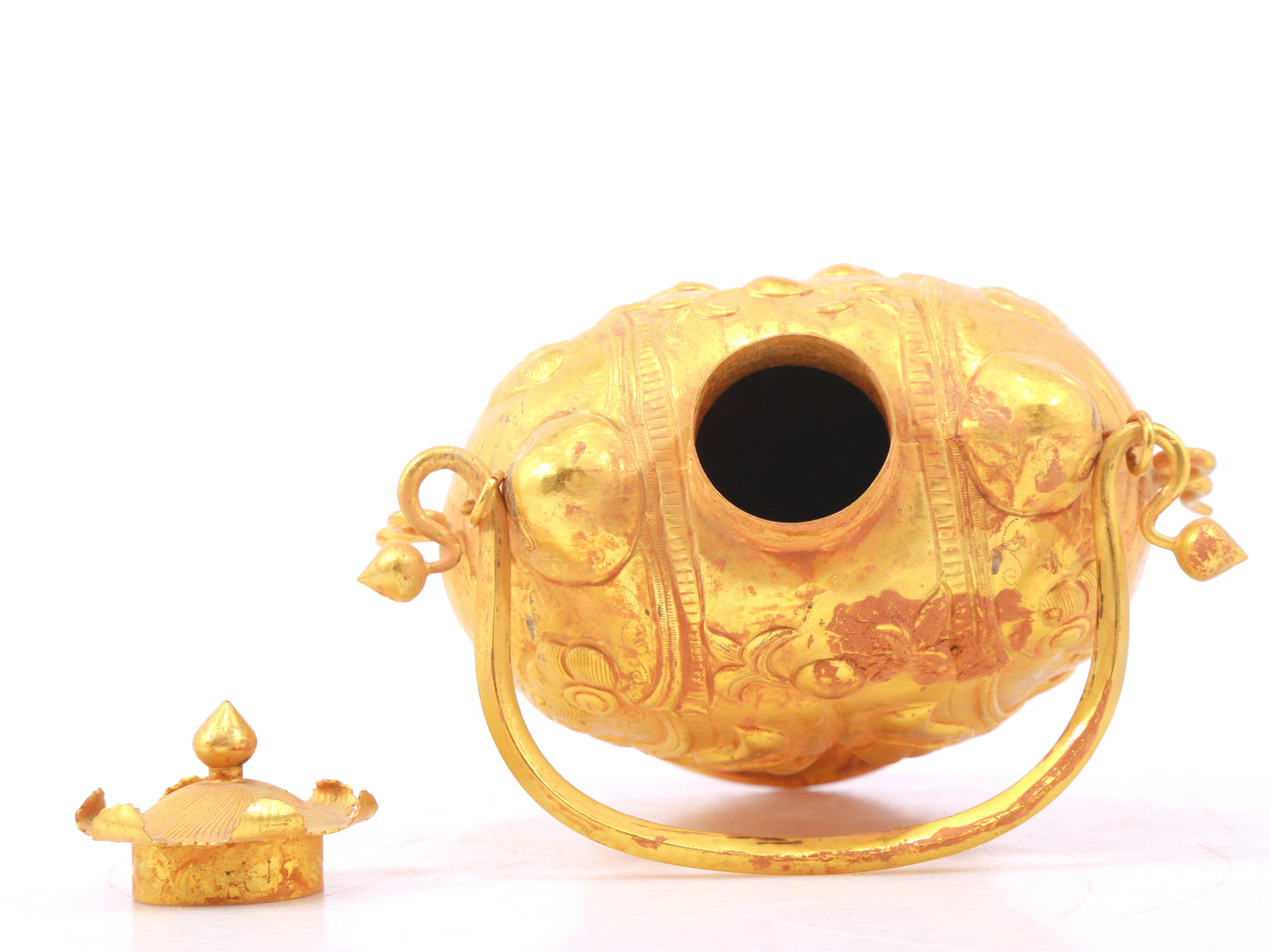 An exquisite gilt bronze fish-shaped bottle,