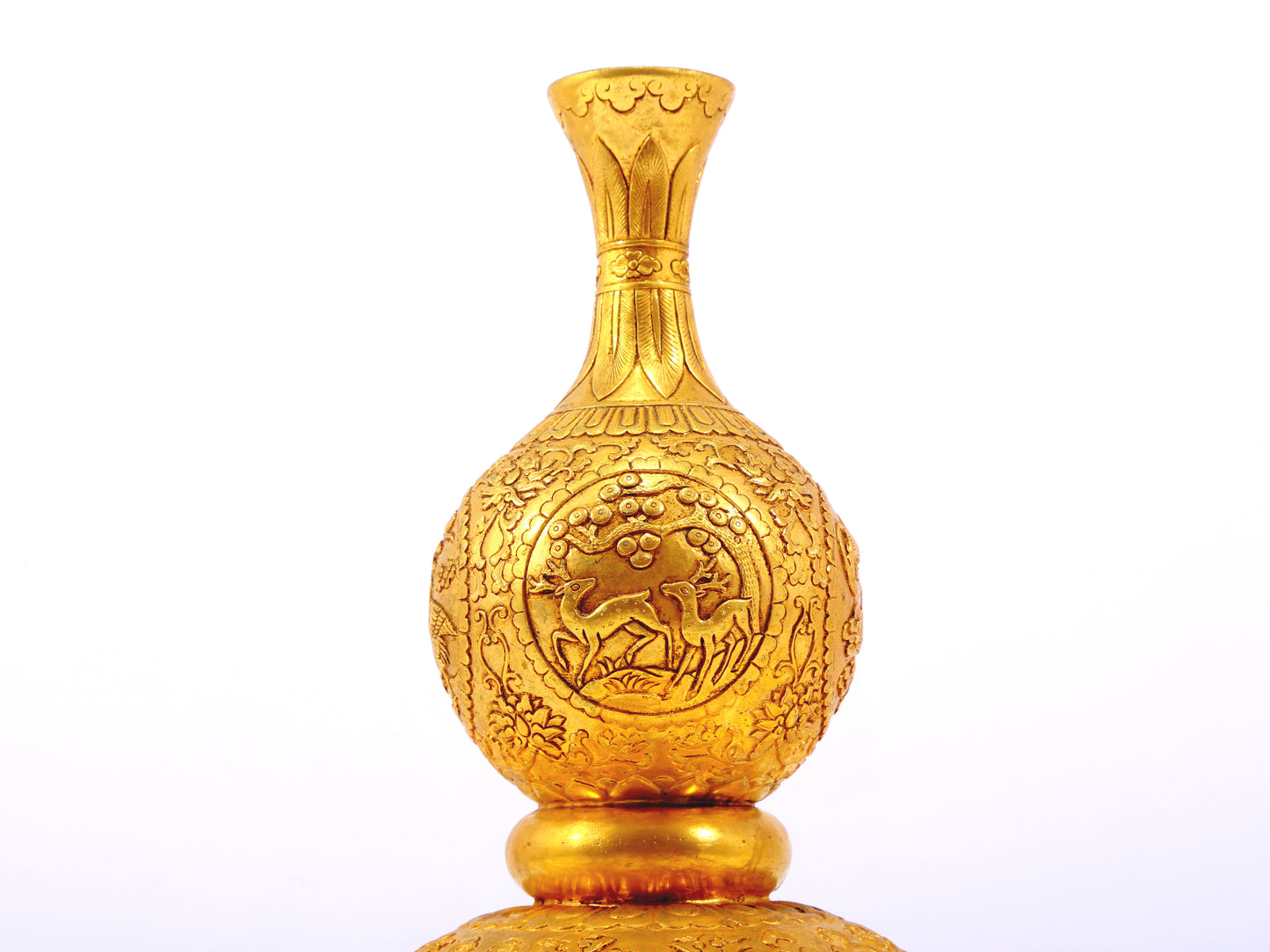 An exquisite gilt bronze gourd vase with lotus and dragon patterns.