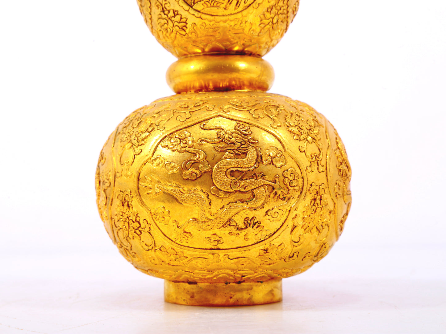 An exquisite gilt bronze gourd vase with lotus and dragon patterns.