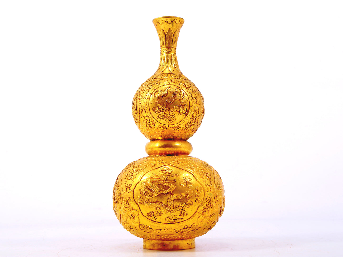 An exquisite gilt bronze gourd vase with lotus and dragon patterns.