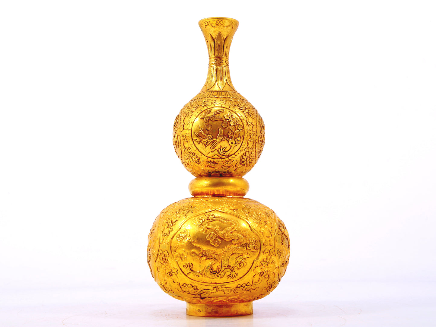 An exquisite gilt bronze gourd vase with lotus and dragon patterns.